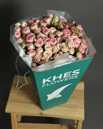 Букет 21 нежная кустовая роза (50 см)