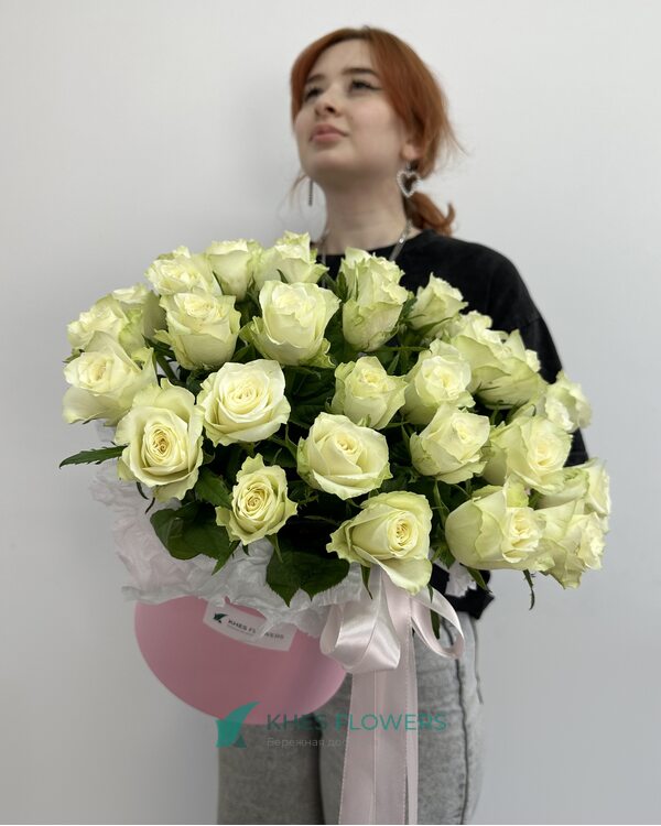 Белые розы в коробке L